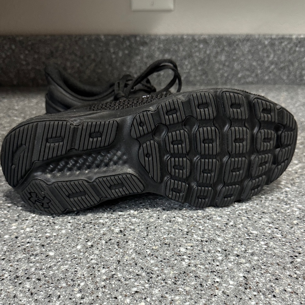 Under Armour Charged Escape Mens Black Sneakers NWOB - Picture 4 of 4